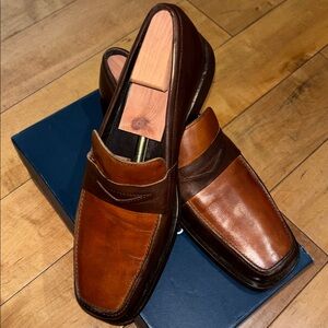 Practically new from Kenneth Cole, Men’s size 11 1/2 two toned Penny Loafer.